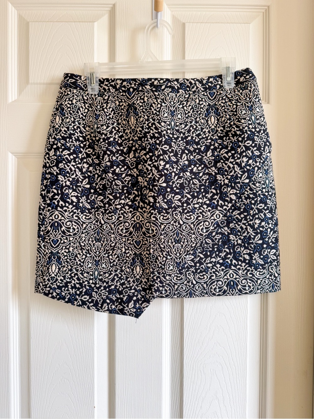 ⁠H&M Black Blue Floral Brocade Jacquard Wrap Skirt Size US 10